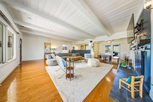 Building Photo - 724 N Refugio Rd