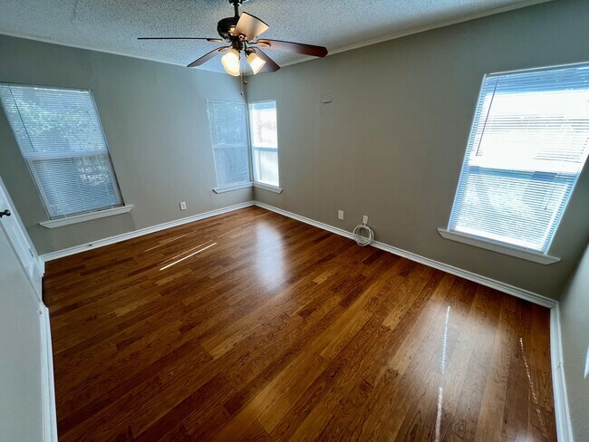 Building Photo - 3225 Knox St