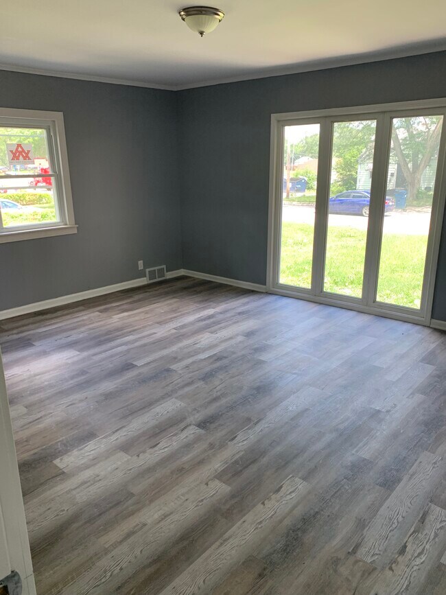 Building Photo - 447 Country Club Dr