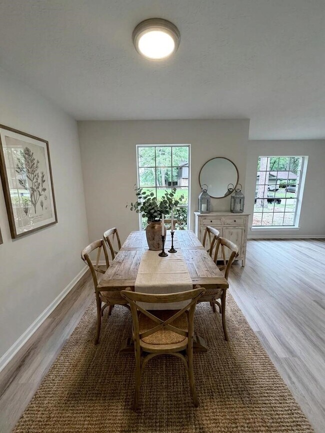 Building Photo - 2102 Lake Creek Dr