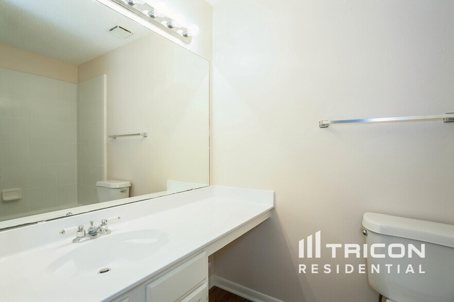 Building Photo - 18139 Lake Bend Dr