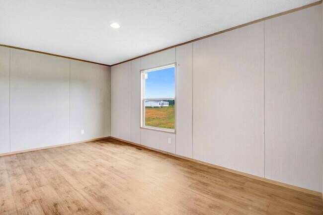 Building Photo - SPACIOUS 4 BR | 3 BA HOME W/ PLENTY OF PRI...