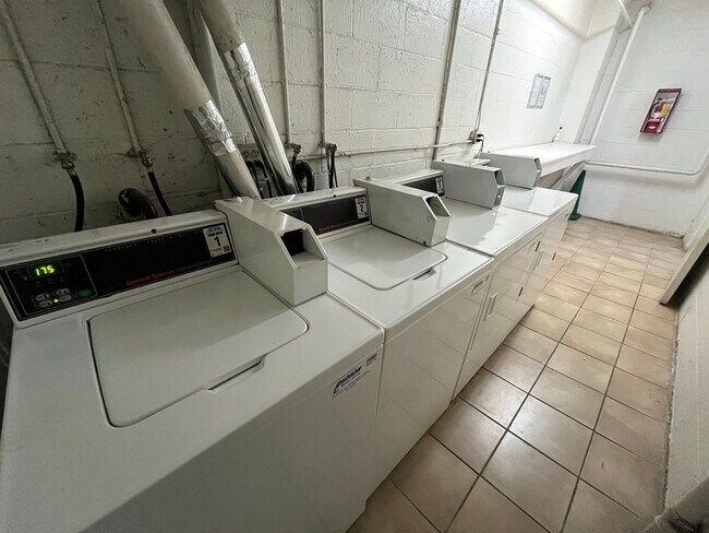 Building Photo - 683 Kelton Ave