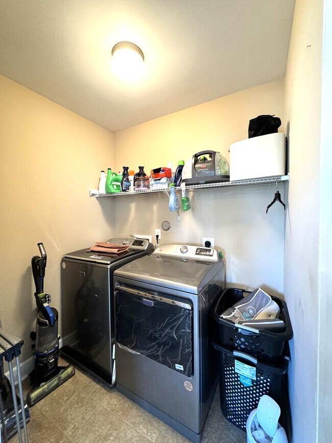 Building Photo - Minutes to the Beach! Conveniently located between Jacksonville & Wilmington