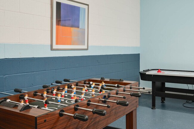 Building Photo - 4140 Oak Tree Dr