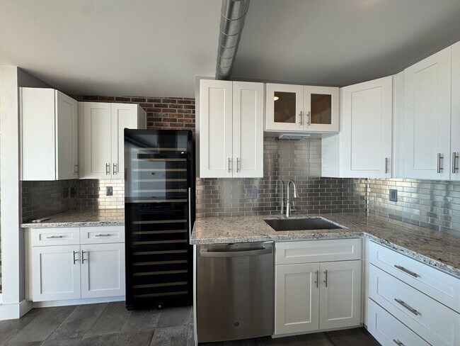 Building Photo - Luxury 2 Bedroom Condo Available at Regency House in Central Phoenix!