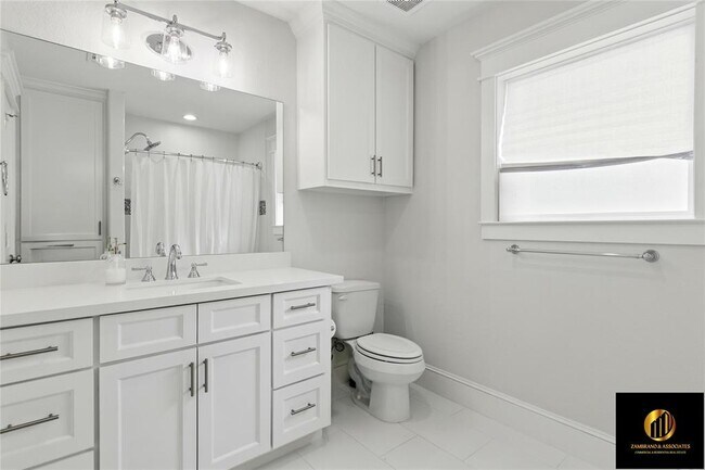 Building Photo - 522 Caplin St