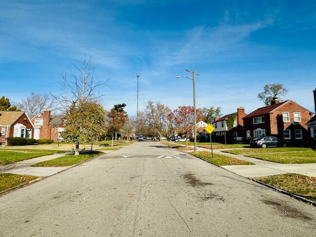 Building Photo - Nicely Updated 3 Bedroom 2 Bathroom House ...