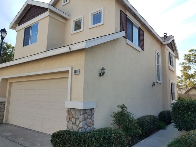 Building Photo - Nicely Renovated Home in Gated Community -...