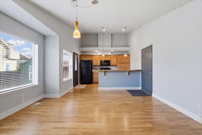 Building Photo - 3 Bedroom, 2 Bath, with 2 Car Garage Located on the Central Bench Rim