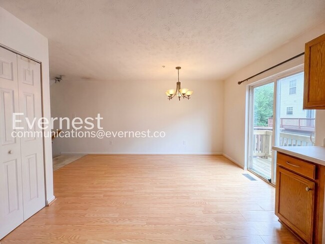 Building Photo - 3 Bed/2 Bath Townhome with Garage / Pet-Friendly / Vouchers Accepted / Available Now!
