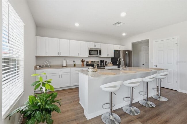 Building Photo - 1330 Current Pl