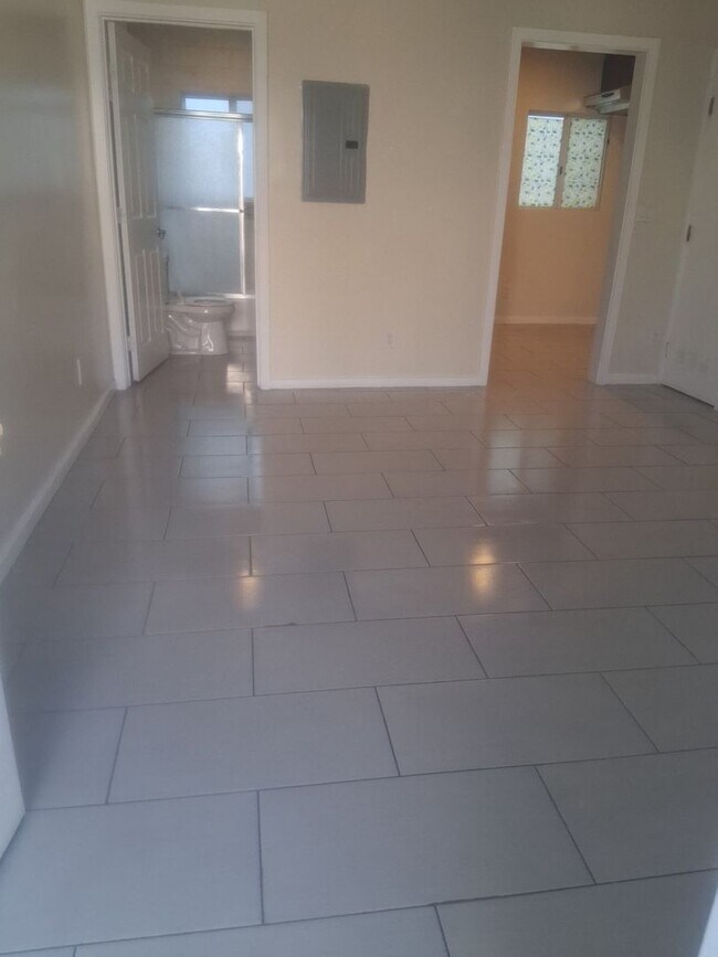 Building Photo - 700 West