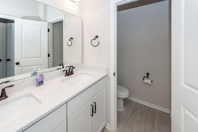 Building Photo - 4 Bedroom, 3.5 Bathroom Townhome in The Marshes at Cooper River - Charleston