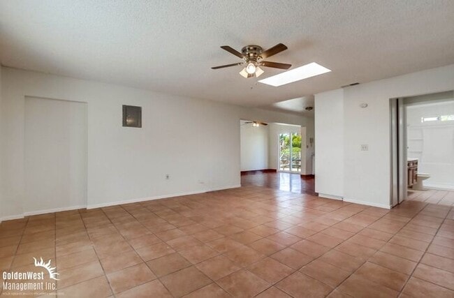 Building Photo - Spacious 4Bdm 2Ba Home with Open Floor Pla...