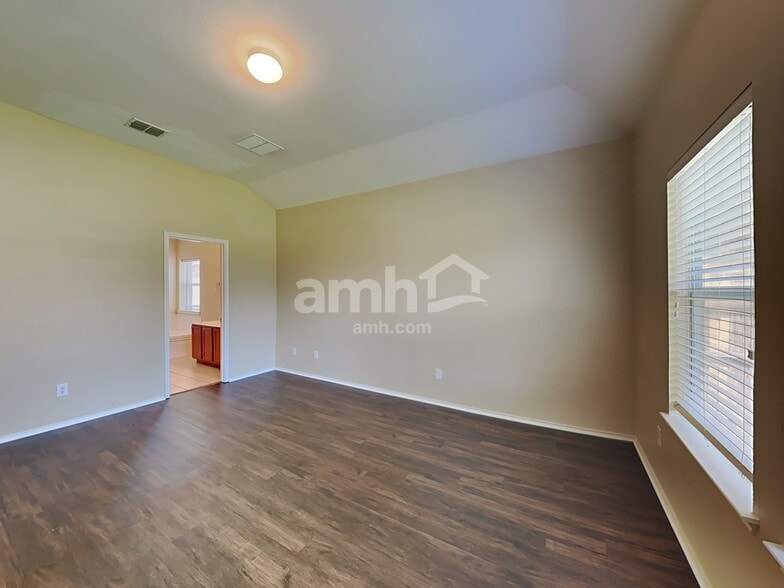 Building Photo - 1003 Utopia Ln