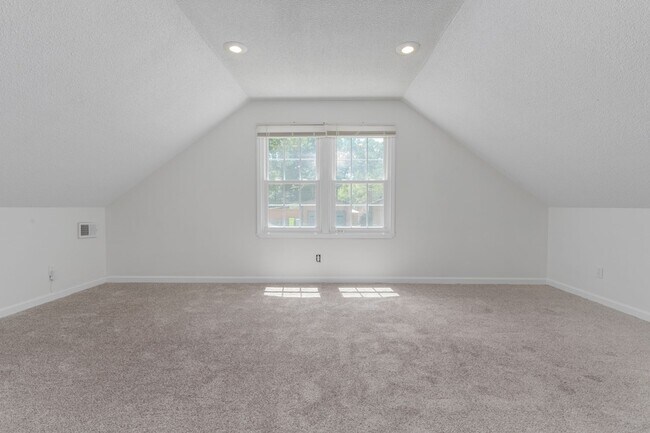 Building Photo - Charming 4-Bedroom Home in Prime Columbia ...