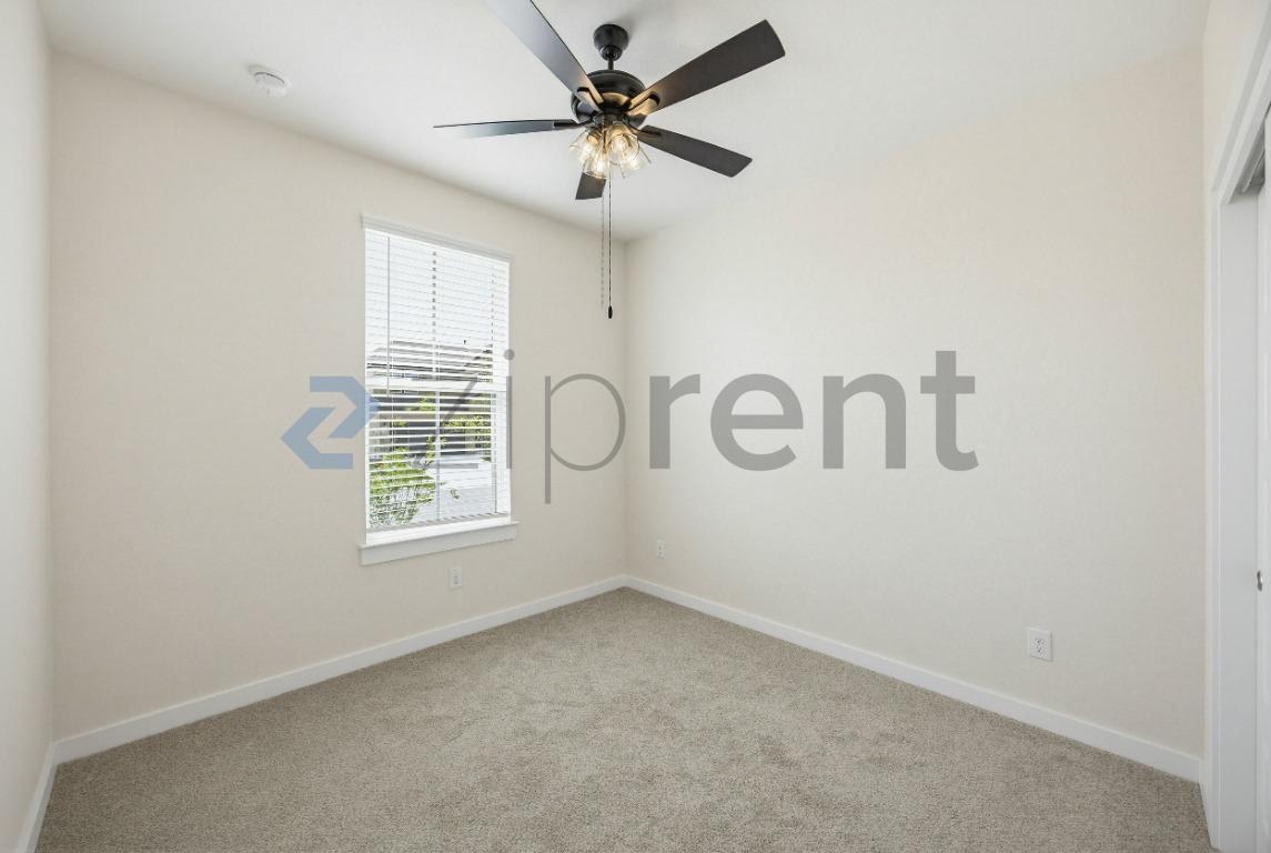 Building Photo - Unit
