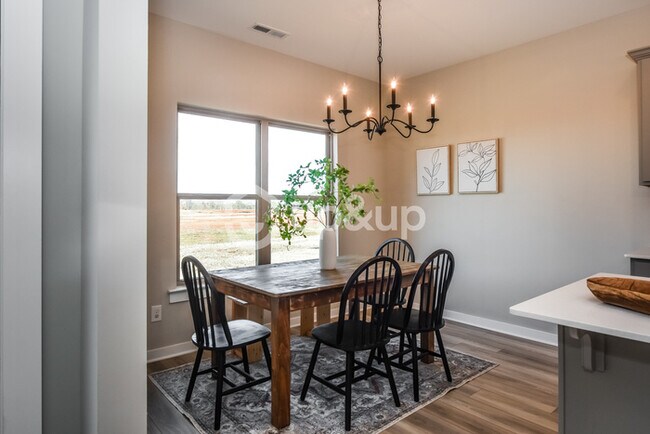 Building Photo - Fantastic 4bd/2ba home! Coming soon!