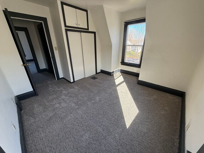 Building Photo - 902 E Kemp Ave