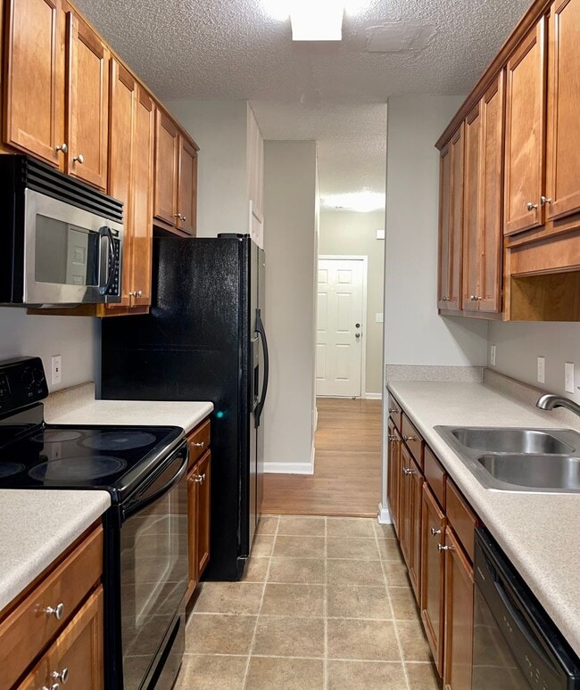Building Photo - Lovely 3 Bedroom/2.5 Bath Town Home w/ Garage!