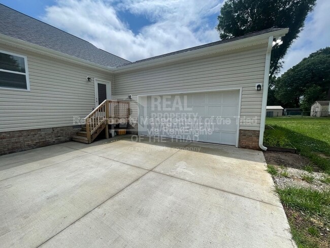 Building Photo - 206 Hassellwood Dr