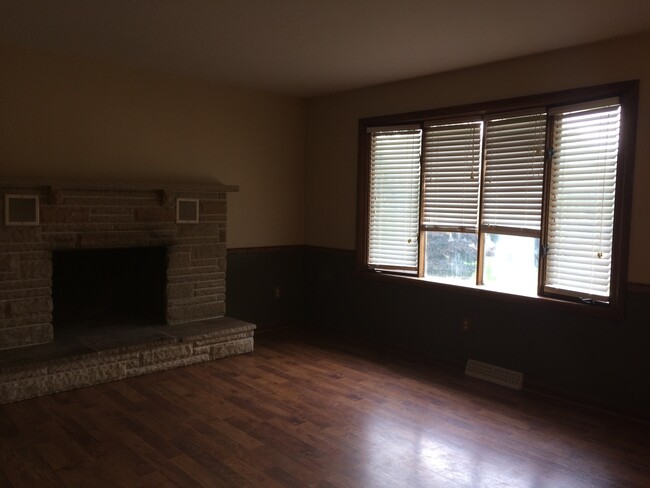 Building Photo - 4 bedroom split entry home 20 mins to Cran...