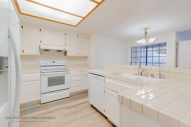 Building Photo - 2 Bed 2.5 Bath Montefino Townhome in the Heart of Diamond Bar!