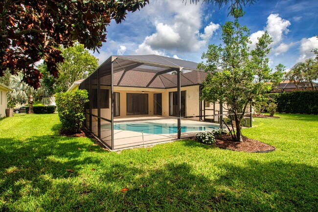 Building Photo - Luxurious Lakefront Living: Spacious 4-Bedroom Home with Pool and Guest Suite in Lakewood Ranch