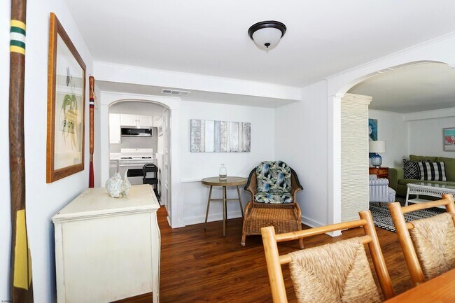 Building Photo - 10 S Troy Ave