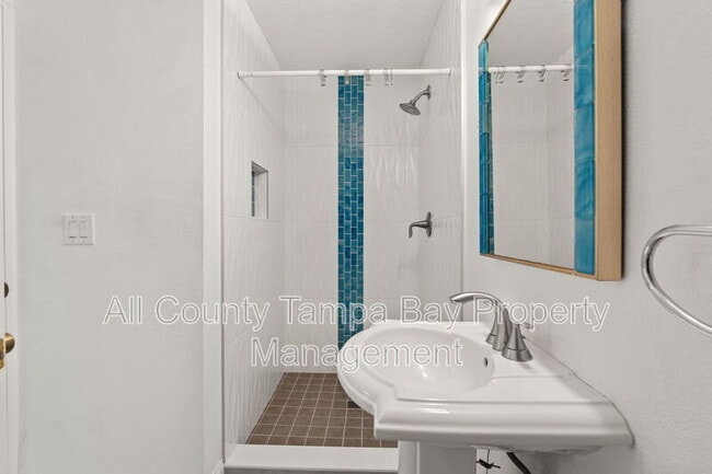 Building Photo - 2725 N Myrtle Ave