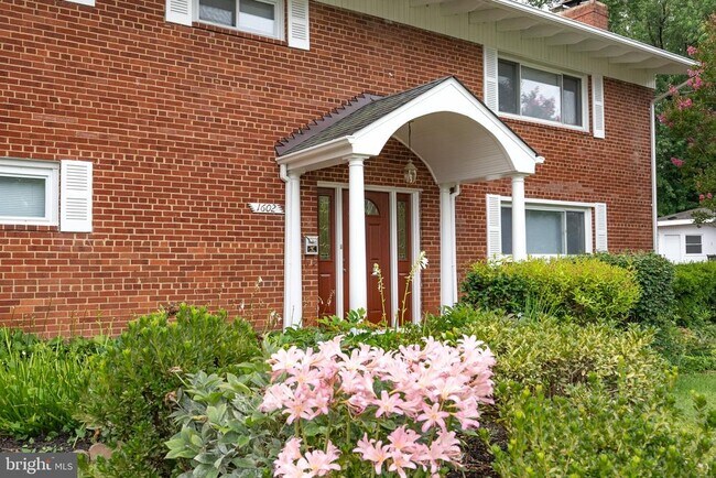 Building Photo - 1602 Woodmoor Ln