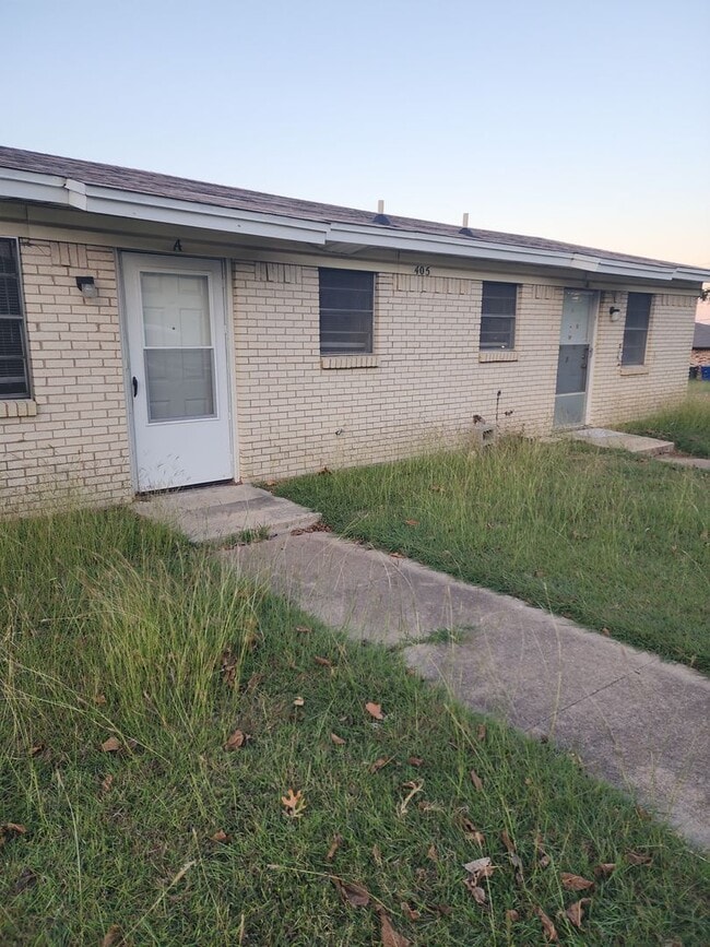 Building Photo - 405 Robertson Ave