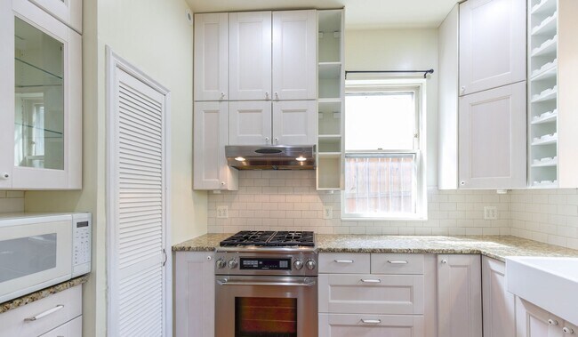 Building Photo - Classic Capitol End-Unit Hill Rowhome