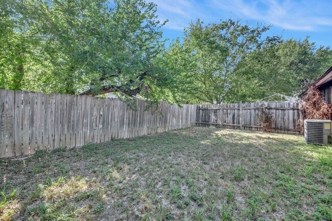 Building Photo - Beautiful fireplace, Large back yard, Wash...