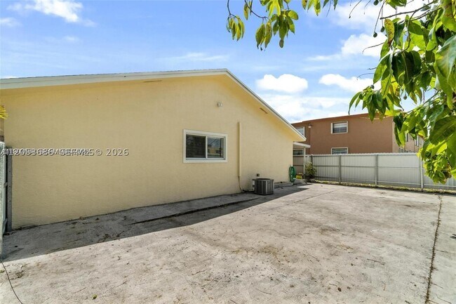 Building Photo - 330 W 74th Pl
