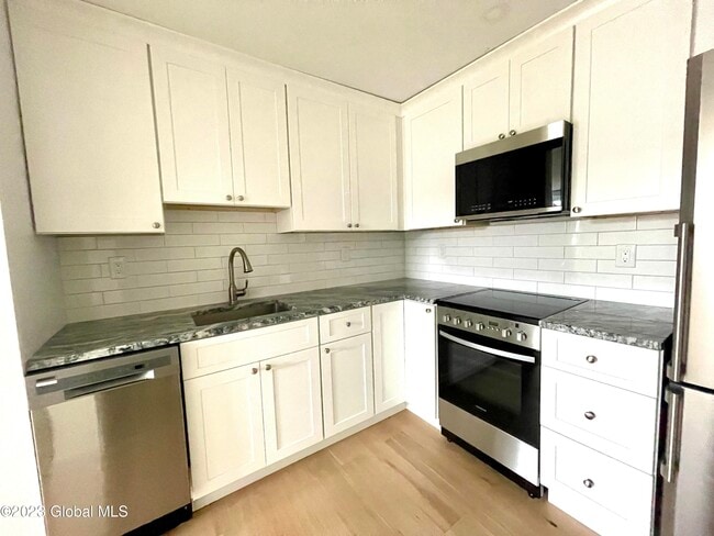 Building Photo - 423 Broadway