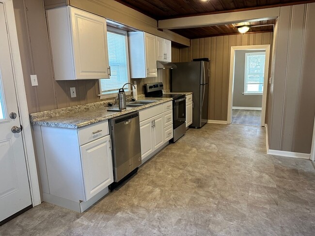 Building Photo - 2 Bedroom 1 Bath walking distance to downtown in Amazing Neighborhood