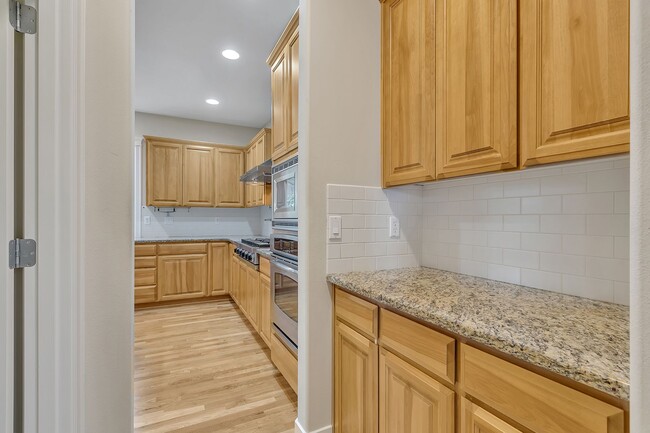 Building Photo - Must see in beautiful Redmond neighborhood