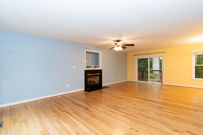 Building Photo - 8 Woodcliff Cir