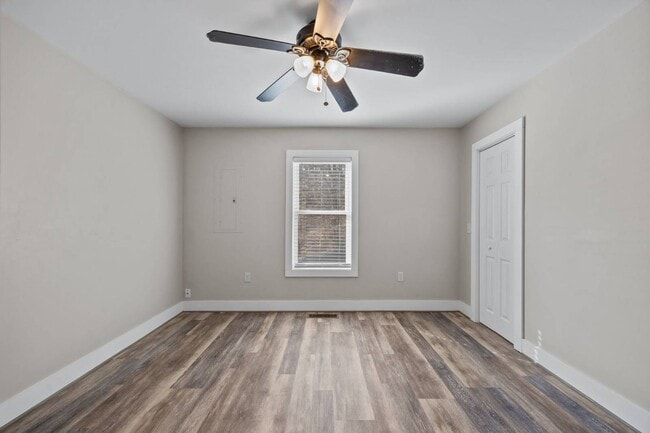 Building Photo - 251 Landwood Ln