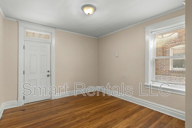 Building Photo - 5065 Lindenwood Ave