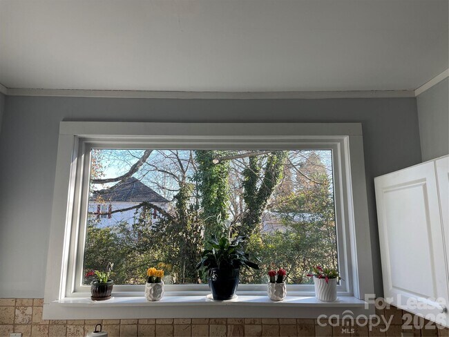 Building Photo - 409 N Main St