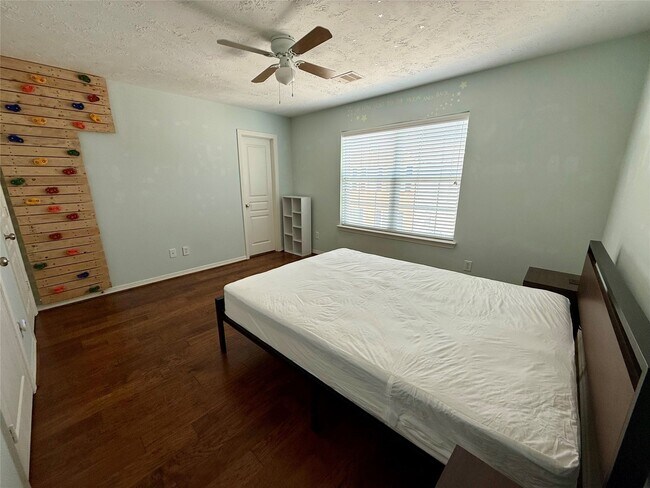 Building Photo - 3410 Skyline Village Dr