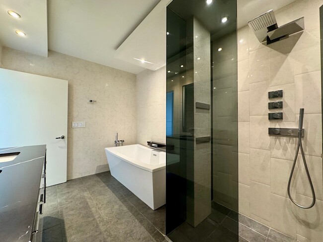 Building Photo - Gallery Penthouse Condo ~ Belltown