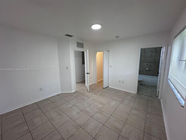 Building Photo - 941 SW 6th Pl