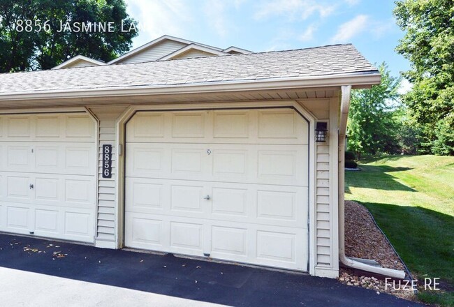 Building Photo - Stunning 2 BD / 1 BA Eden Prairie Town home.