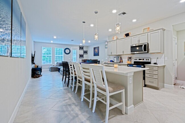 Building Photo - 1832 SE Roxy Way