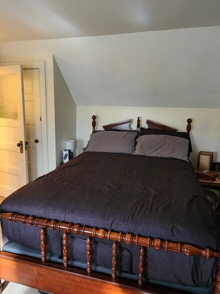 Bedroom with queen bed - 11 McKinley St