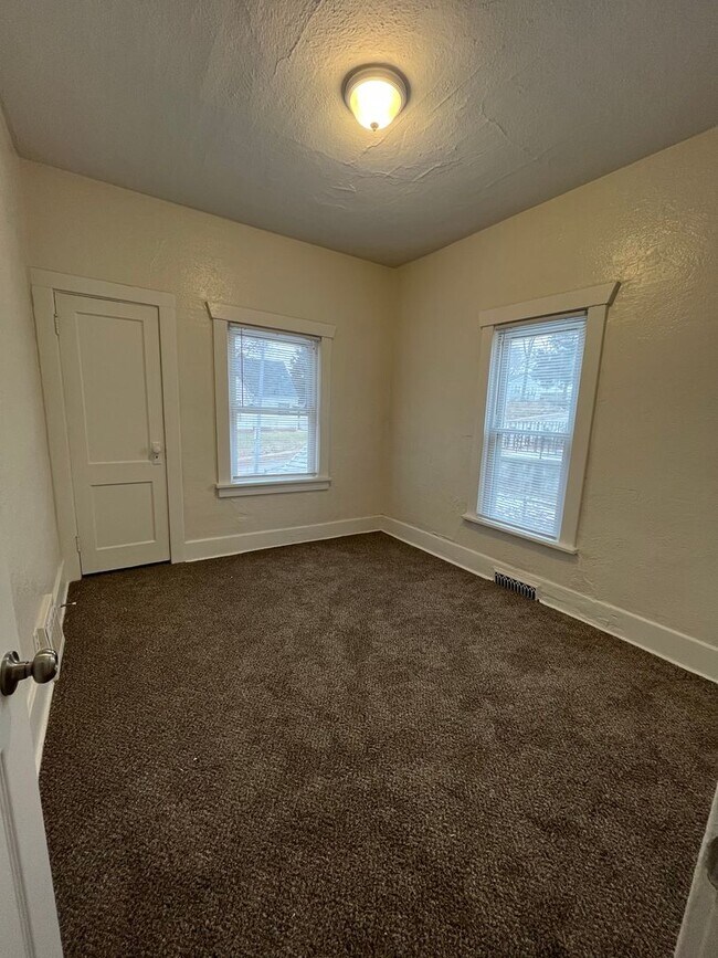 Building Photo - Cute 2 Bedroom Cottage!